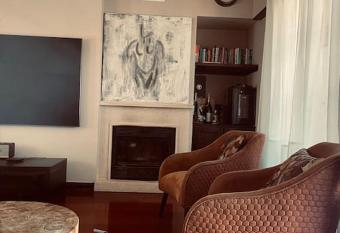 Charmosa Casa em Oeiras has rooms with a private hot tub