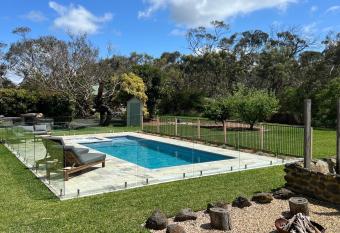 Homestead Pool House, Heated Pool, Spa, Basketball Court, Playground, Close to Adventure Park, Wineries, Golf, Beaches has rooms with a private hot tub