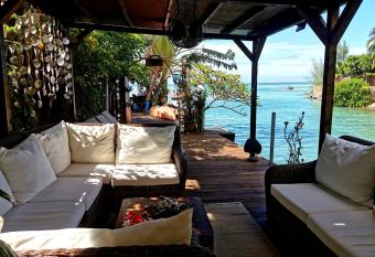 H  tel Fenua Mata i oa has rooms with a private hot tub