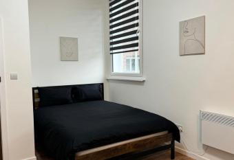 Studio in bolton town, short stay studio 9 allows 18 year olds to book a room