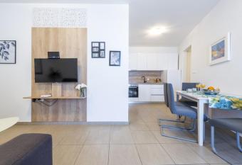 Tinker Bell Apartment has Smoking/Balcony rooms