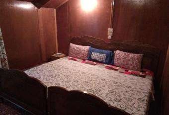 New Bombay Heritage Group of Houseboats has rooms with a private hot tub