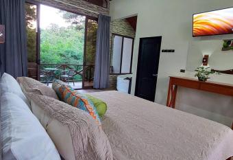 CABA  AS REFUGIO VERDE MONTEVERDE, SUITE TUCAN, beautiful and full equipment second floor suite with jaccuzi has rooms with a private hot tub