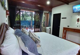 CABA  AS REFUGIO VERDE MONTEVERDE, SUITE TANGARA, beautiful and full equipment first floor suite with jacuzzi has rooms with a private hot tub
