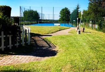 Hotel L Ecrin 88 Vosges has rooms with a private hot tub