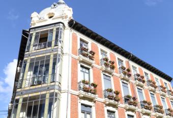 Leon Hostel has Balcony rooms