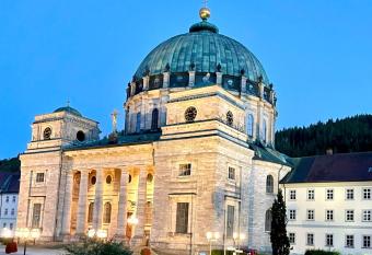 Domview Apartment has Balcony rooms