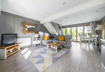 Lodge on the Green has Balcony rooms