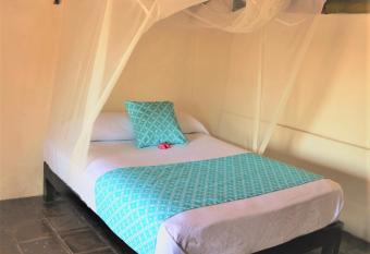 Casa de la Gente Nube allows 18 year olds to book a room