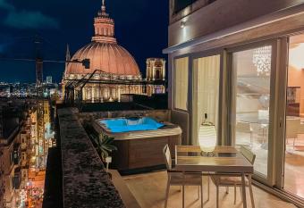 Penthouse with Jacuzzi & Panoramic Views - Heart of Valletta has rooms with a private hot tub