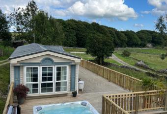 The Vogue Lodge has rooms with a private hot tub