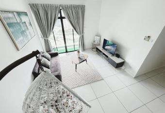 Platino up to 10 Pax, Few steps to paradigm and Escape JB has rooms with a private hot tub