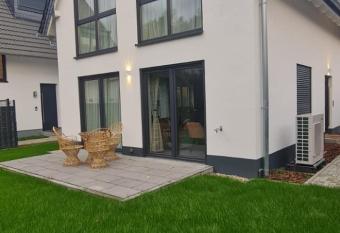 Rose Garden - Haus mit Garten & 3 Schlafzimmern has Balcony rooms