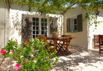 Gite Chez Un Producteur de Fruits. has Balcony rooms