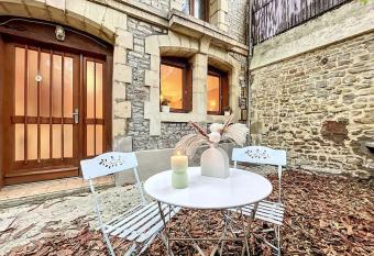 Centre Historique de Caen has Balcony rooms