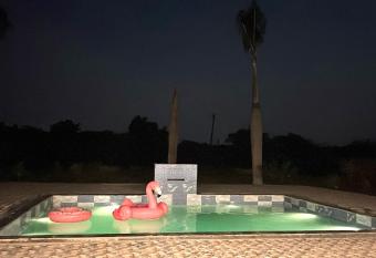 farmhouse with pool and 2 rooms has rooms with a private hot tub