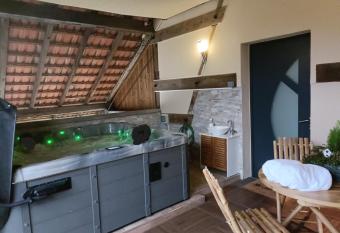 Maison d h  tes avec Jacuzzi -Sauna has rooms with a private hot tub