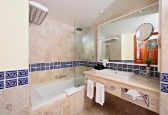 Bahia Principe Luxury Akumal - All Inclusive has rooms with a private hot tub