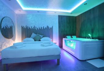 Spa Appartement Jacuzzi Priv   Strasbourg has rooms with a private hot tub