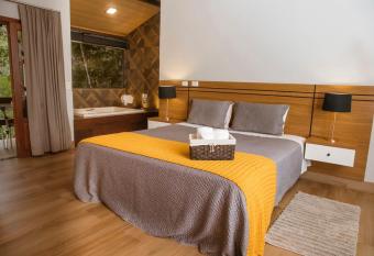 S  tio dos Lagos has rooms with a private hot tub