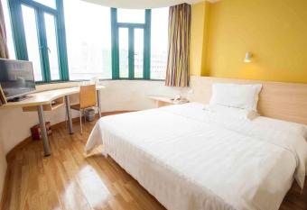 7Days Inn Guiyang Sha Chong South Road allows 18 year olds to book a room