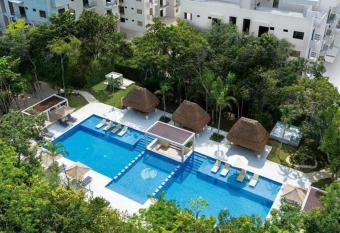 Condo with luxe amenities has Balcony rooms