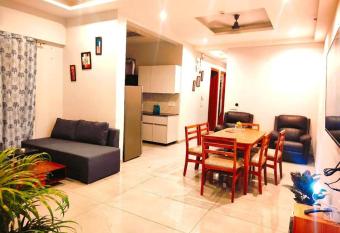 Elegant & Cozy Corner - 4 BHK BY ELEVATE STAY has Balcony rooms