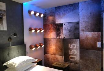 Havshotellet allows 18 year olds to book a room