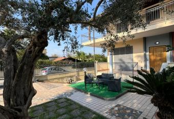 Villa Carmela - Elegante villa immersa nel verde has Balcony rooms