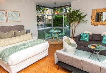 Apart-Mint Studio in Green Point has rooms with a private hot tub