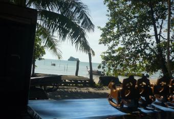 Pasai Beach Lodge has Balcony rooms