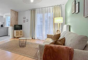 Balcon priv  , cuisine   quip  e & parking gratuit has Balcony rooms