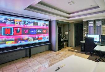 Pyeongtaek Gallery Hotel has rooms with a private hot tub