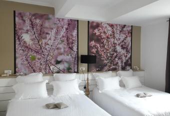 H  tel-Restaurant  has Balcony rooms