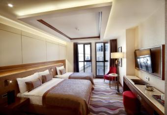 Grand Hotel de Pera has rooms with a private hot tub