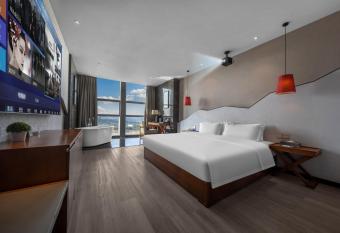 Bangci Hotel Chongqing Yuanboyuan Metro Branch has rooms with a private hot tub