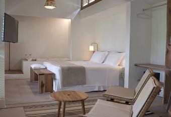 Casa Mar Paraty has rooms with a private hot tub