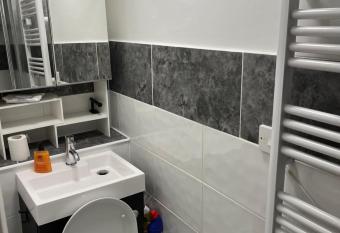 minute from near Windsor Castle has Balcony rooms