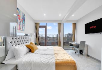 Hotel Studio Apartment in East London has Balcony rooms