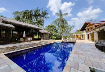 Casa de Luxo 2500m   na Granja Viana has rooms with a private hot tub