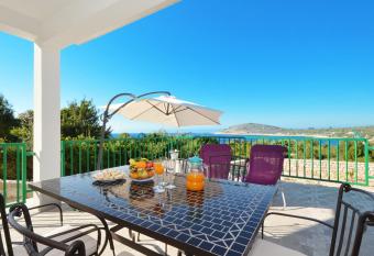 Holiday Home Paradiso has Balcony rooms