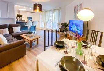 Spacieux appartement entre nature et ville allows 18 year olds to book a room