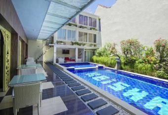 Super OYO Collection O 499 Princess Keisha Hotel & Convention Center allows 18 year olds to book a room