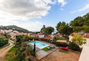 Bas de Villa Piscine 150m de la mer has Balcony rooms