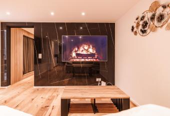 Wohnung mit exklusivem Whirlpool und Billiardtisch has rooms with a private hot tub