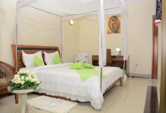 Five to Five Hotel has rooms with a private hot tub