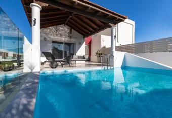 Elena House has Balcony rooms