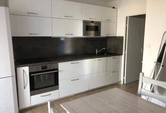 appartement T1 avec parking priv  ,    100m plage et proche centre ville has Balcony rooms