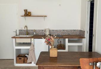 Studio    deux pas des Calanques has Balcony rooms