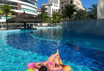 Apartamento de Luxo em Guaruj   has rooms with a private hot tub